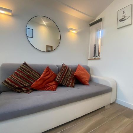 Lovely And Modern Studio Apartment. بورهاموود المظهر الخارجي الصورة