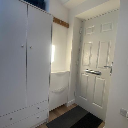 Lovely And Modern Studio Apartment. بورهاموود المظهر الخارجي الصورة