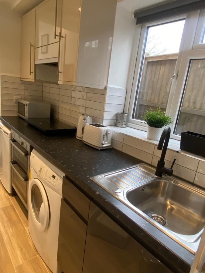 Lovely And Modern Studio Apartment. بورهاموود المظهر الخارجي الصورة