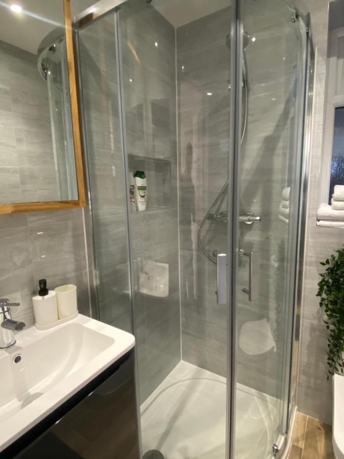 Lovely And Modern Studio Apartment. بورهاموود المظهر الخارجي الصورة