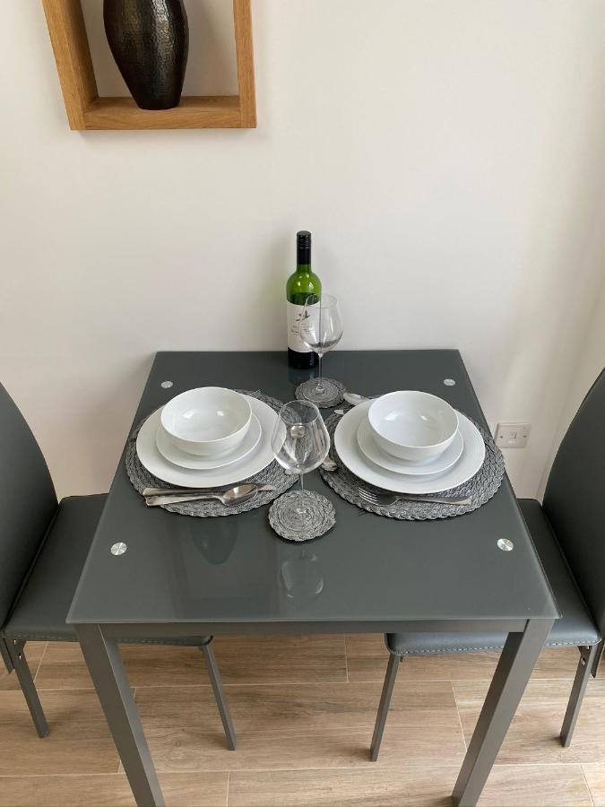 Lovely And Modern Studio Apartment. بورهاموود المظهر الخارجي الصورة
