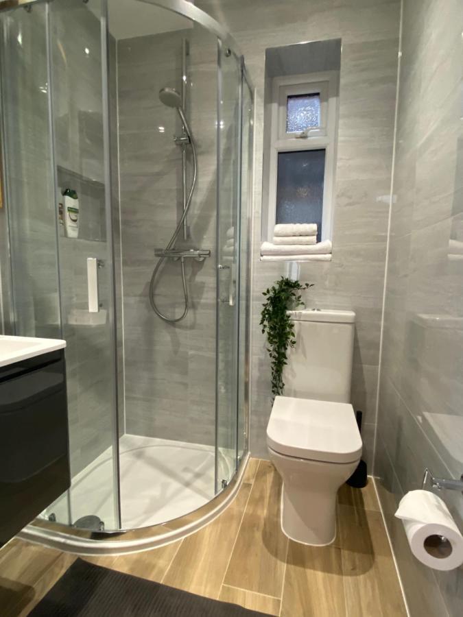 Lovely And Modern Studio Apartment. بورهاموود المظهر الخارجي الصورة
