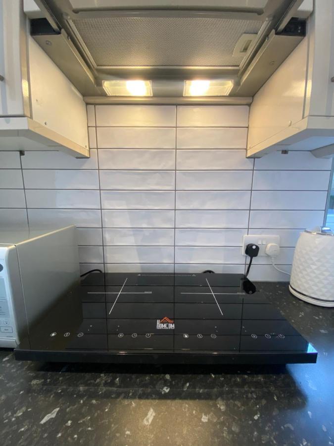 Lovely And Modern Studio Apartment. بورهاموود المظهر الخارجي الصورة