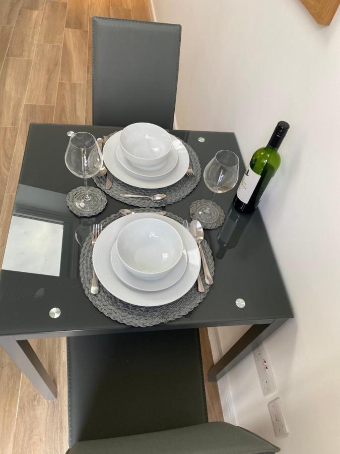 Lovely And Modern Studio Apartment. بورهاموود المظهر الخارجي الصورة