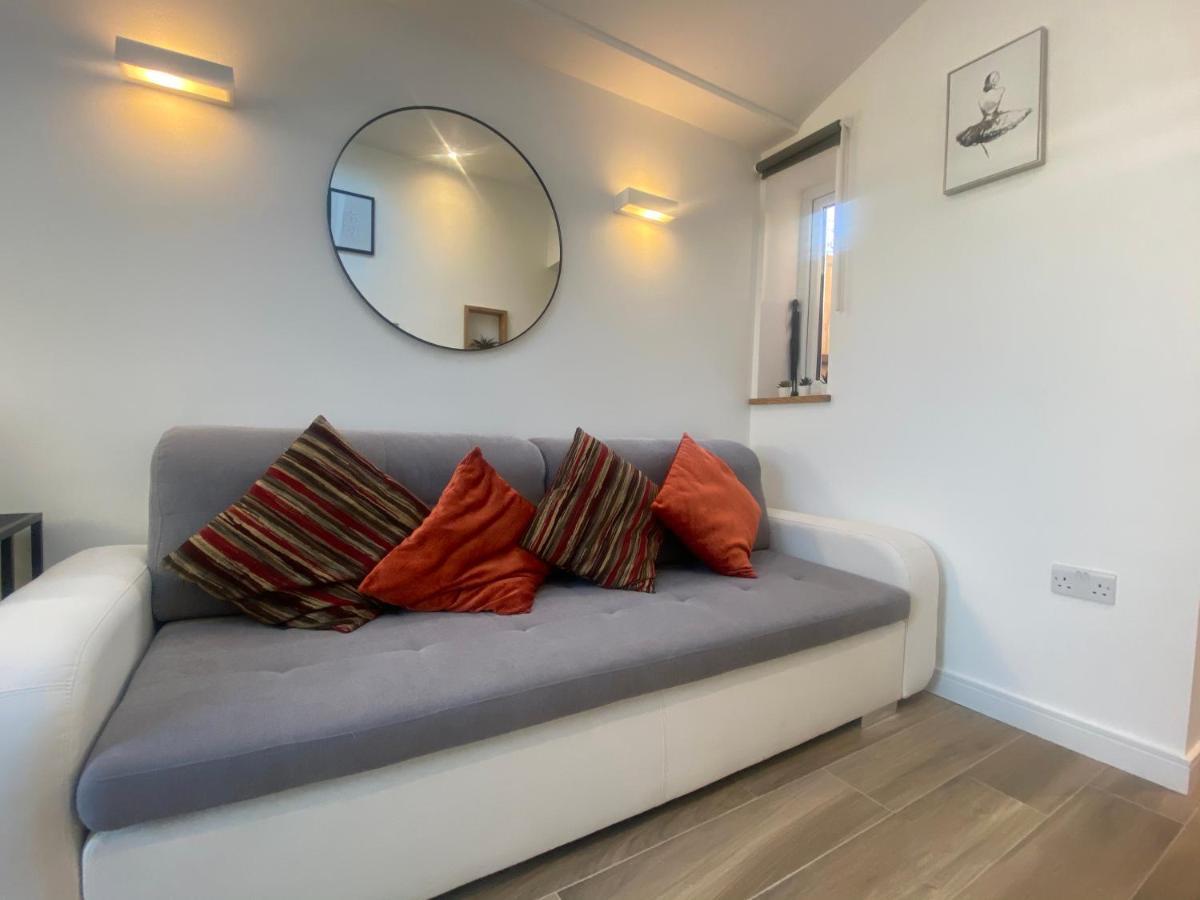 Lovely And Modern Studio Apartment. بورهاموود المظهر الخارجي الصورة