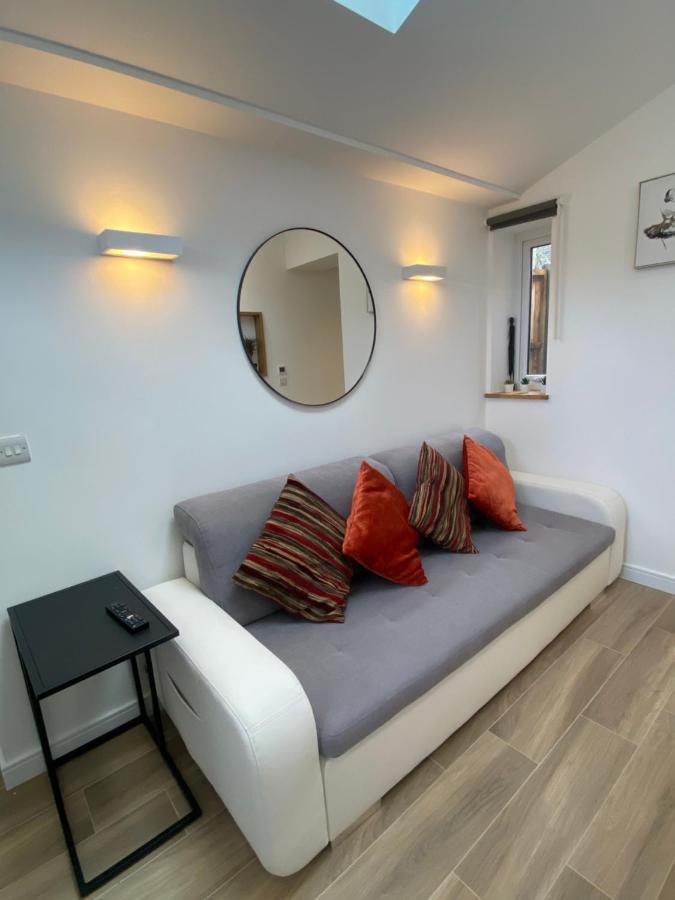 Lovely And Modern Studio Apartment. بورهاموود المظهر الخارجي الصورة