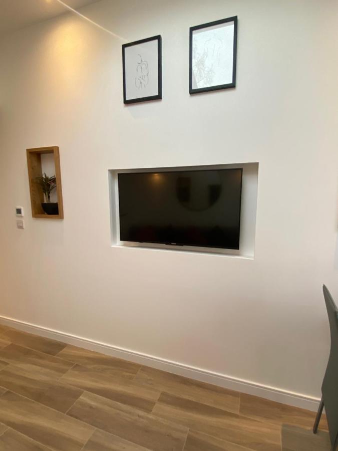 Lovely And Modern Studio Apartment. بورهاموود المظهر الخارجي الصورة