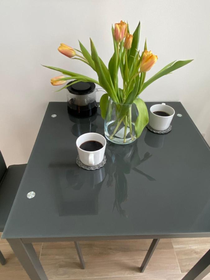 Lovely And Modern Studio Apartment. بورهاموود المظهر الخارجي الصورة