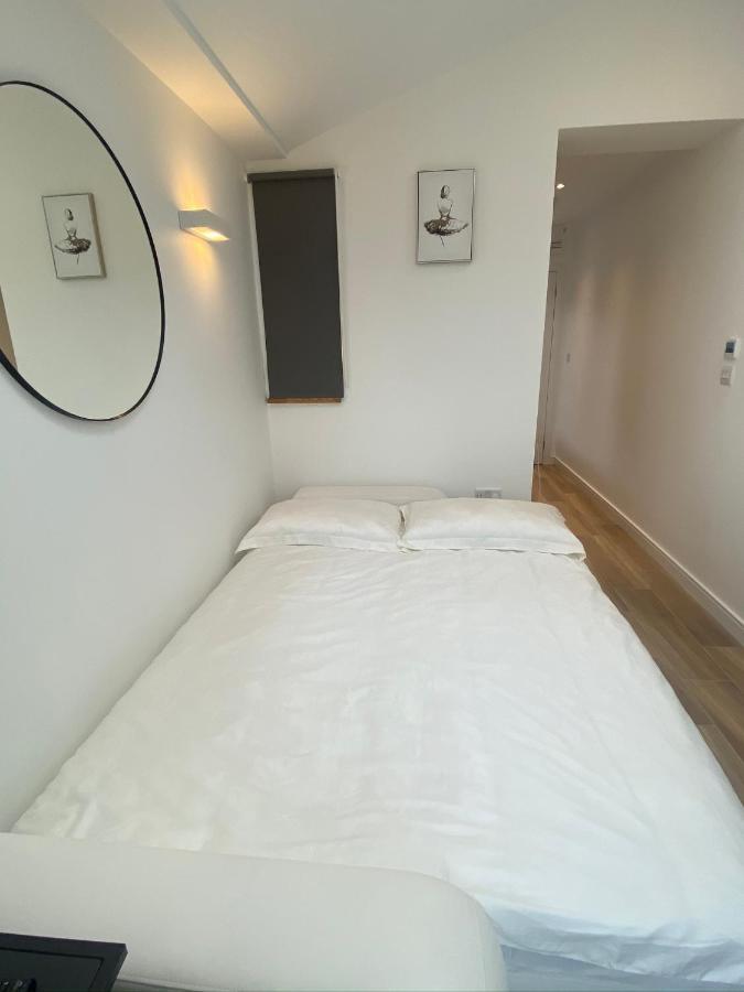 Lovely And Modern Studio Apartment. بورهاموود المظهر الخارجي الصورة