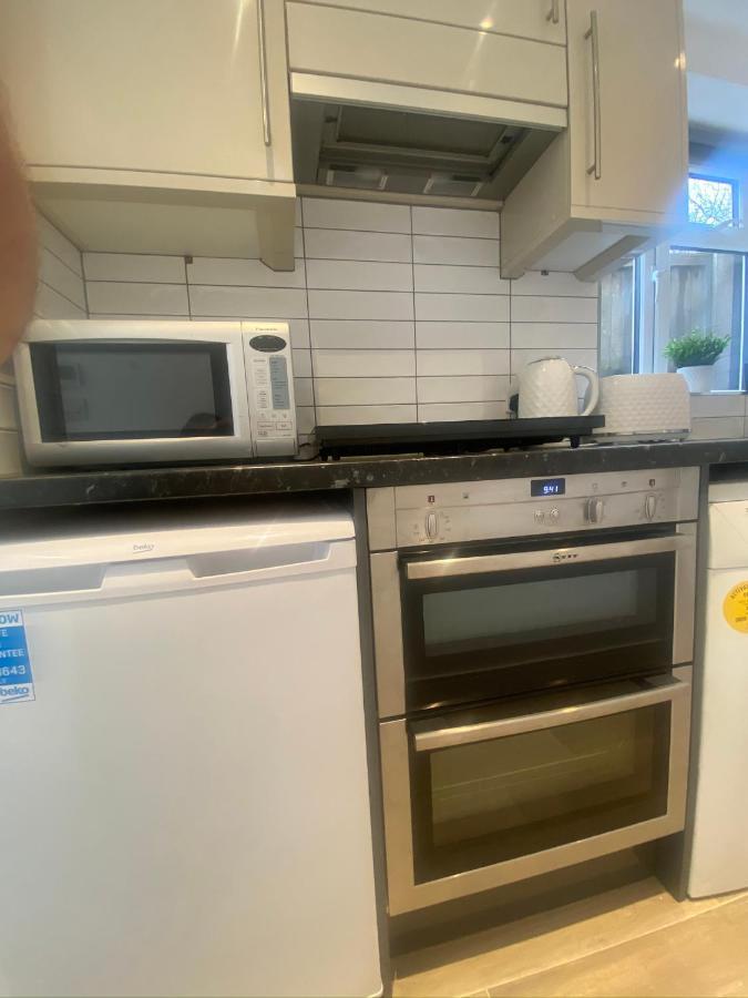 Lovely And Modern Studio Apartment. بورهاموود المظهر الخارجي الصورة