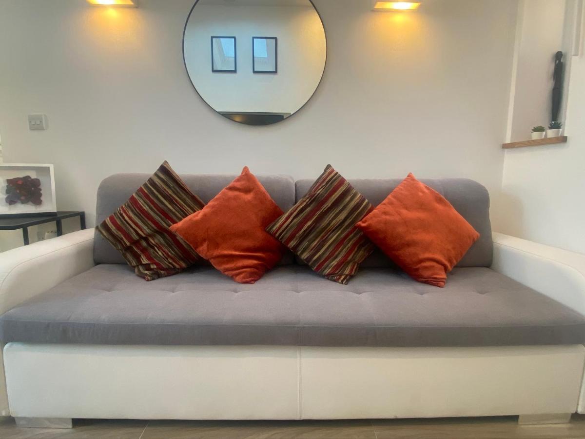 Lovely And Modern Studio Apartment. بورهاموود المظهر الخارجي الصورة