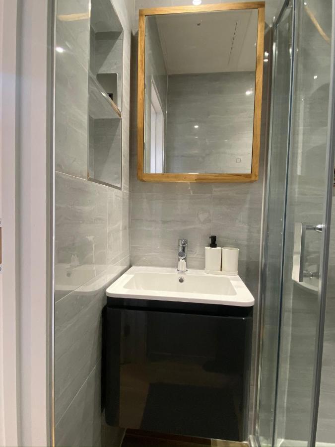 Lovely And Modern Studio Apartment. بورهاموود المظهر الخارجي الصورة
