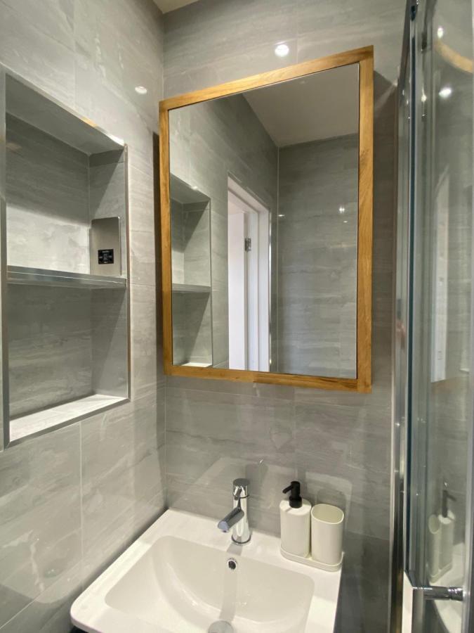 Lovely And Modern Studio Apartment. بورهاموود المظهر الخارجي الصورة