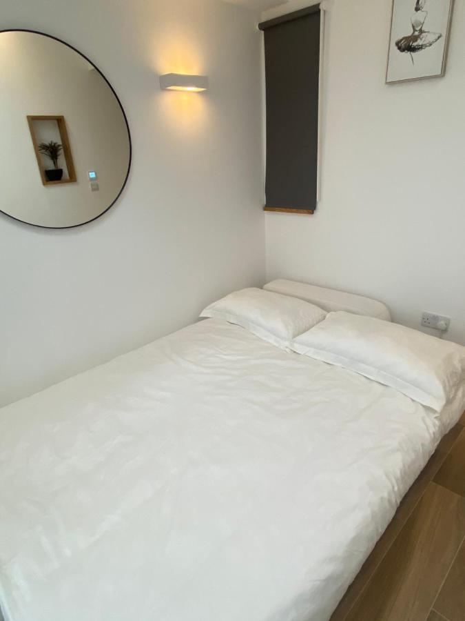 Lovely And Modern Studio Apartment. بورهاموود المظهر الخارجي الصورة