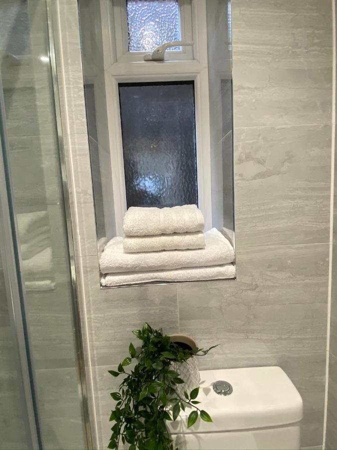 Lovely And Modern Studio Apartment. بورهاموود المظهر الخارجي الصورة
